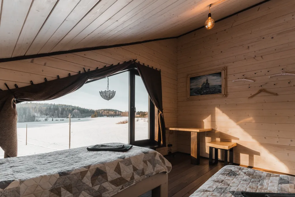 Дом Talotonttu на холме в окружении леса