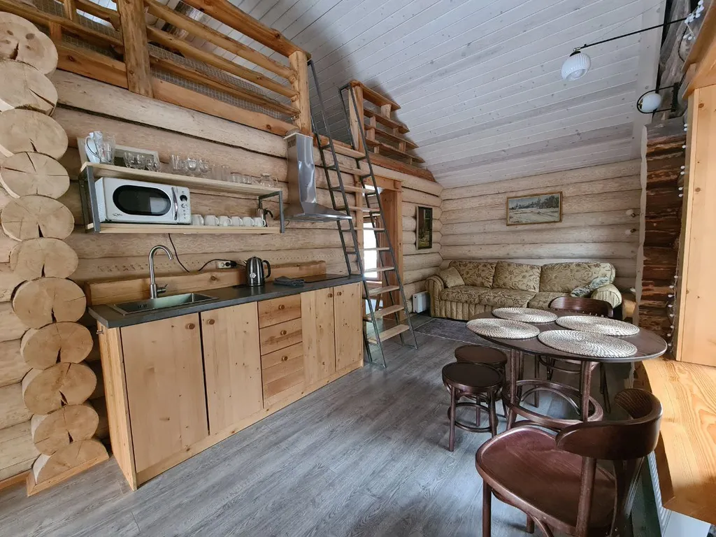 Уютный дом на лесном участке у озера, рядом с городом