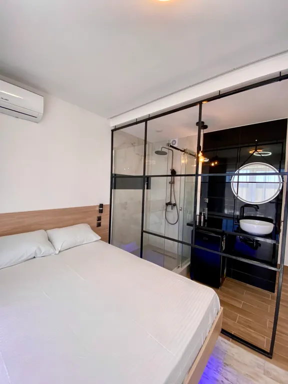 Двухместный люкс с парящей кроватью и балконом