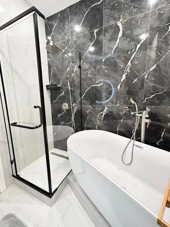 Евротрешка вблизи megasilkway и expo