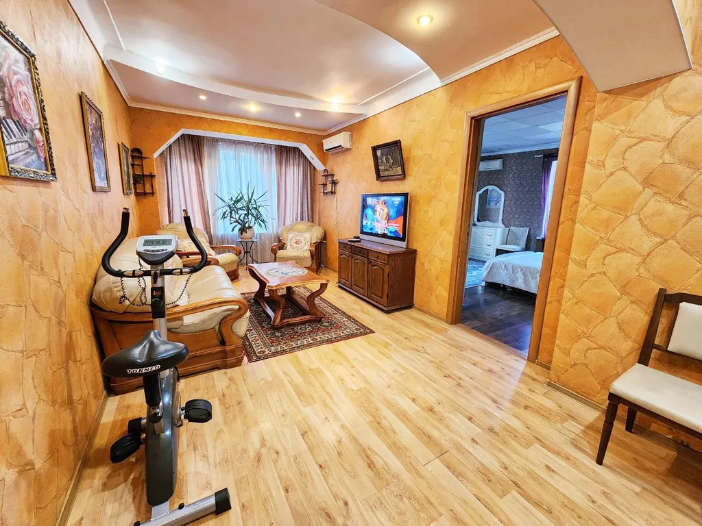 Просторная квартира в центре у моря