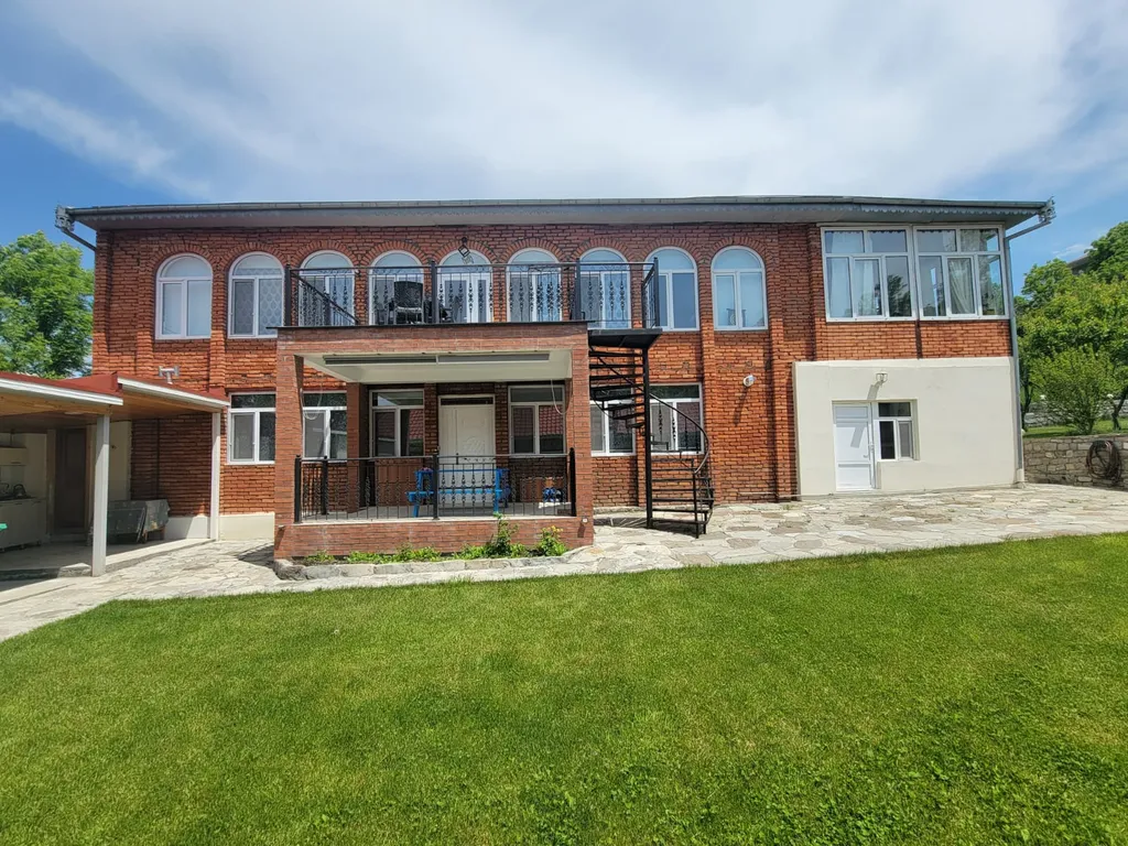 Вилла с садом и видом на горы