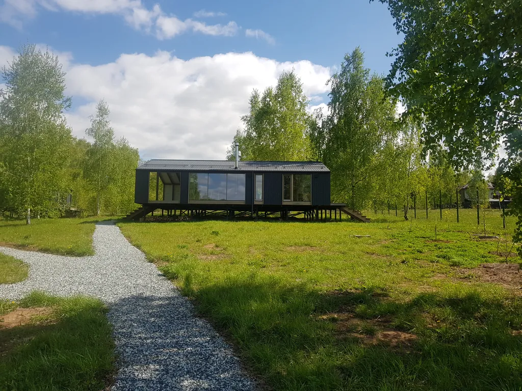 Прекрасный дом с витражным остеклением в тихом уютном месте