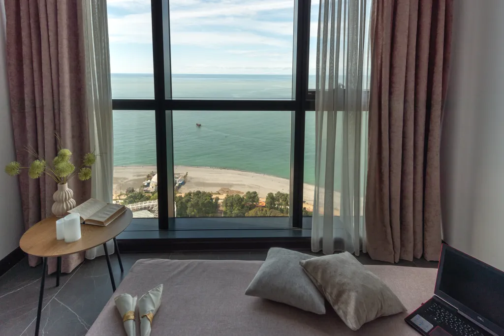 Ocean Breeze Retreat - Sea View Aesthetics