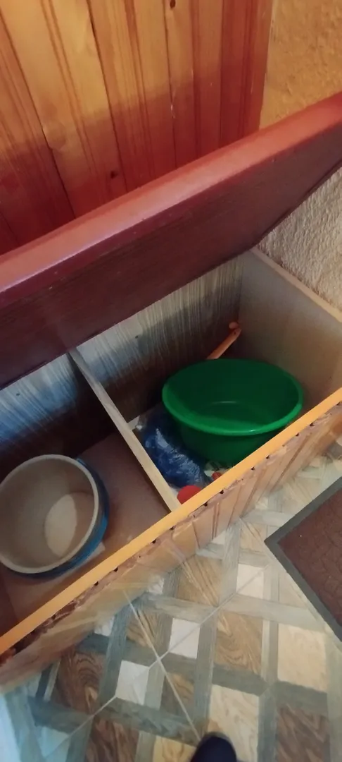 В прихожей в шкафу имеется хозяйственный инвентарь 