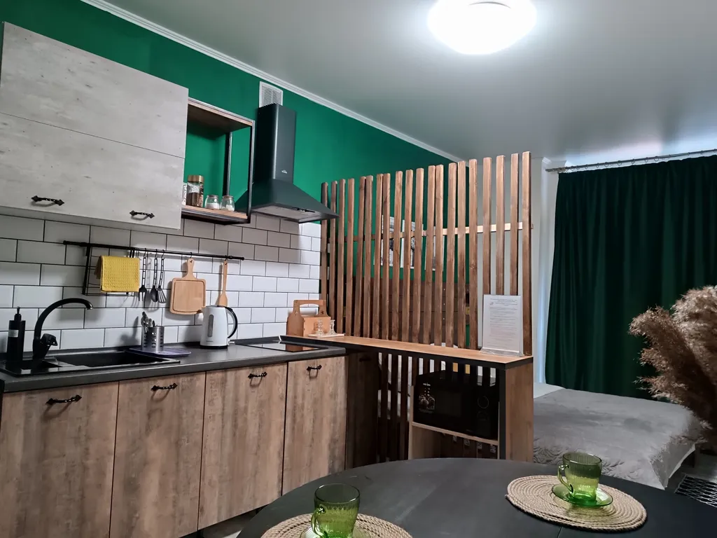 Великолепная студия с интересным дизайном в стиле французского кафе