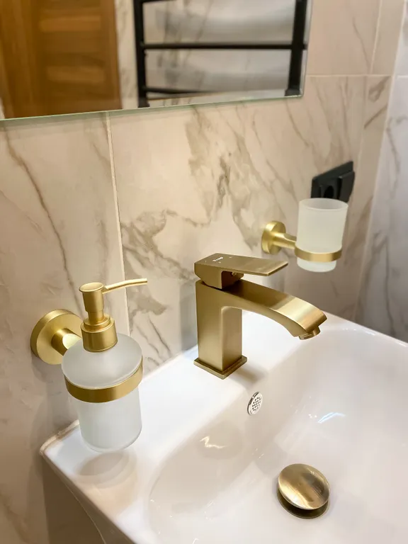 Просторный двухкомнатный коттедж в лесу у пруда