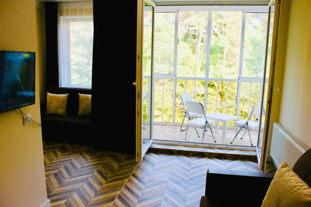 Уютная студия с видом на лес