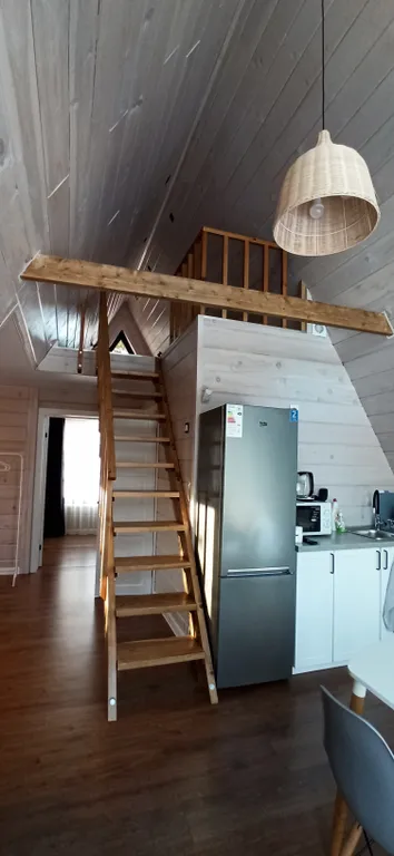 Уютный треугольный домик в лесу