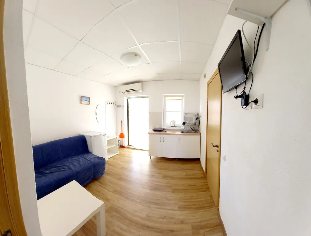 Спальня, кухня с диваном, балкон