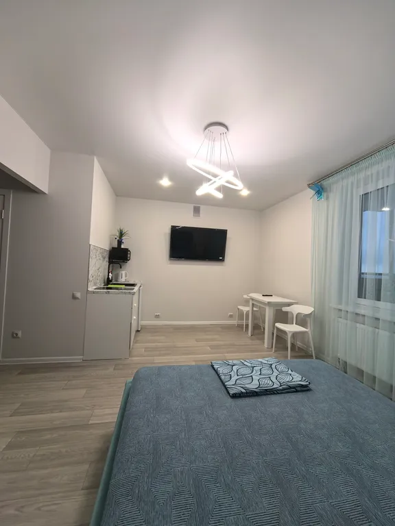 Студия с видом на город