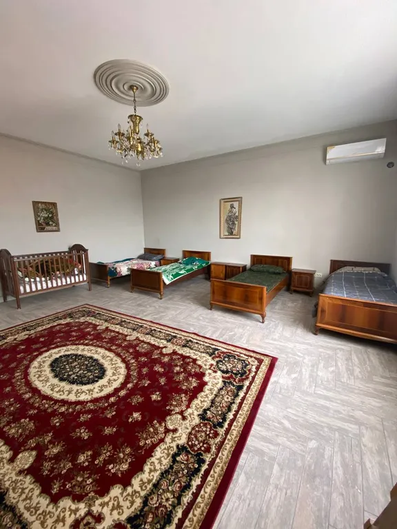 Большой и красивый дом на берегу моря