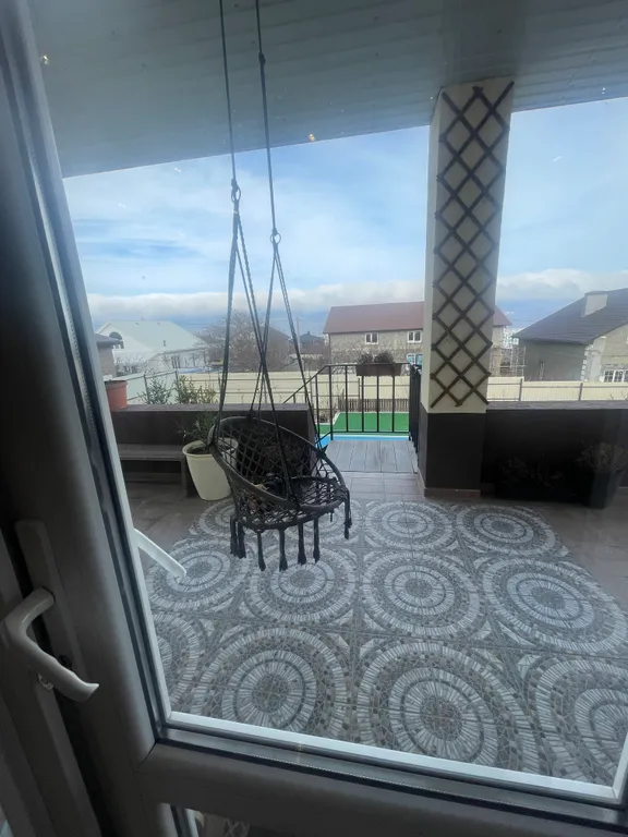 Уютный дом с бассейном и садом с видом на горы и море