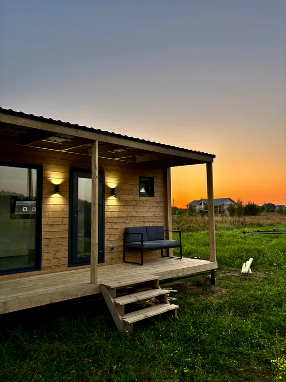 Домик с панорамным окном рядом с озером и видом на лес