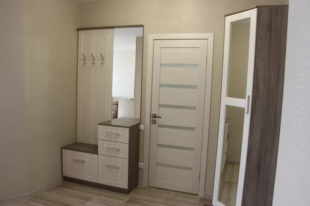 Просторная и комфортабельная евродвушка с балдахином над кроватью