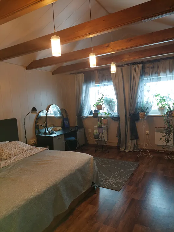 Уютный дом на берегу реки