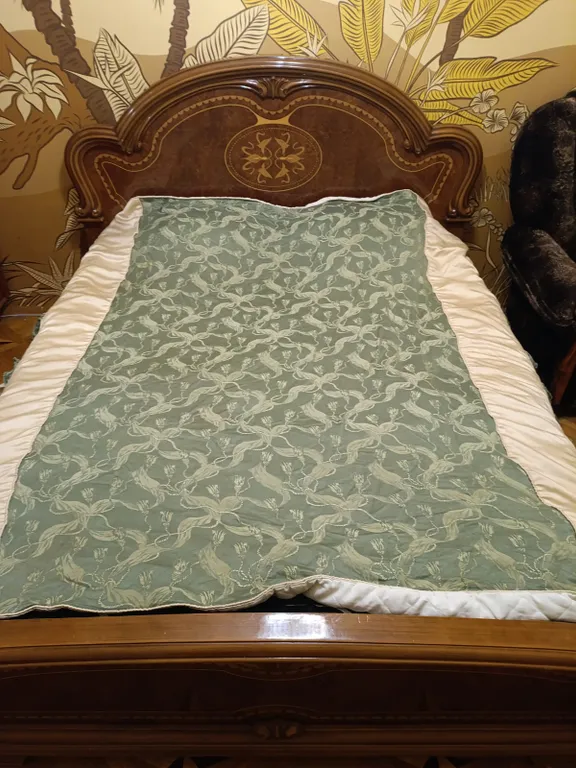 Комната в золотом стиле с персональным компьютером