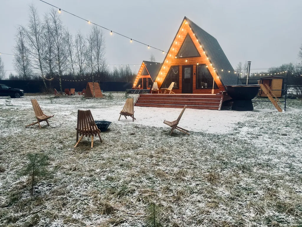 Дом A-frame с сибирским чаном на бревнах