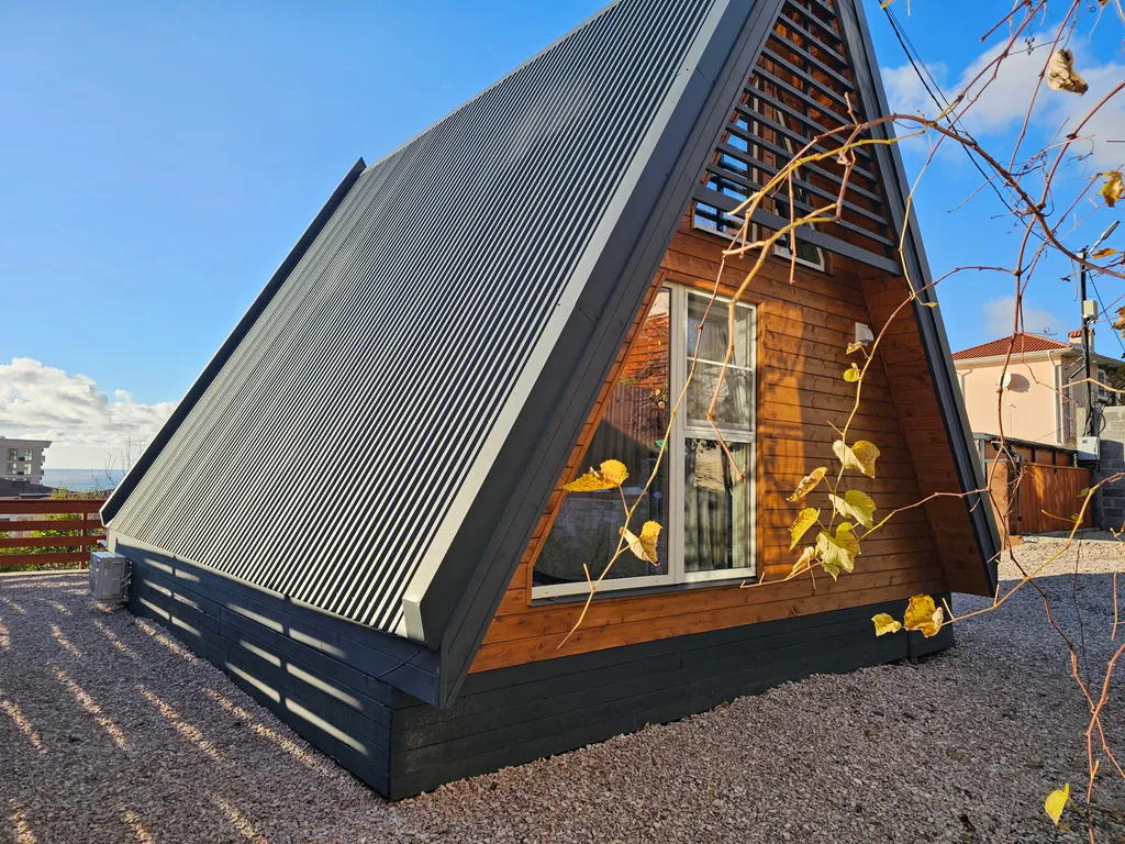 Дом а-фрейм с банным чаном, бассейном, беседкой, парковкой в Сочи