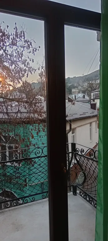 Двушка в старинном особняке у самого парка с двумя балконами
