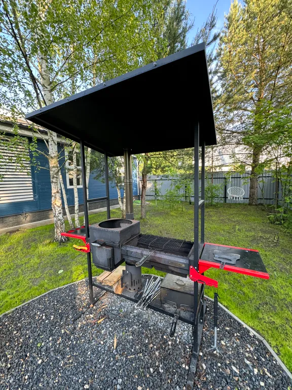 Большой дом среди сосен