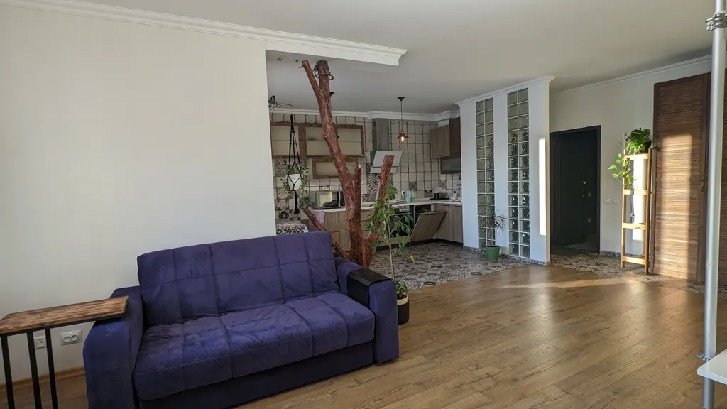 Студия с камином, деревом и видом на реку