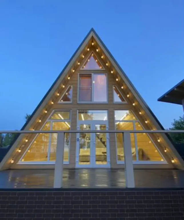 Дом с чаном и видом на реку в стиле A-Frame