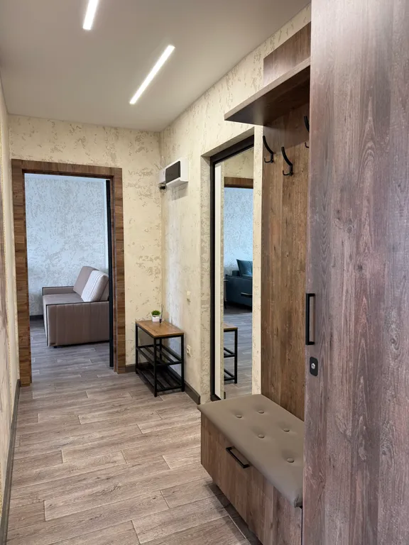 Просторная двух комнатная квартира с новым ремонтом, мебелью и технико