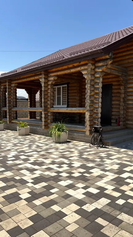 Уютный деревянный дом с видом на горы