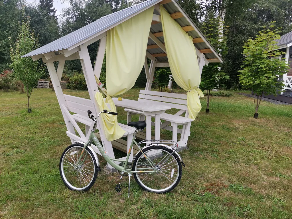 Дом с садом между лесом и рекой