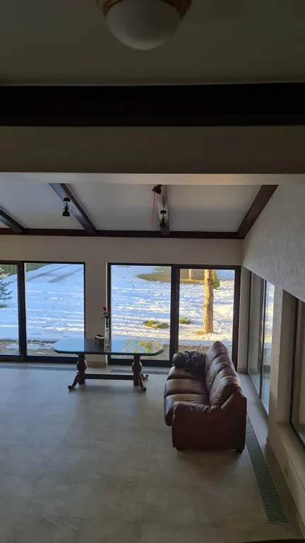 Дом и баня между озером и лесом