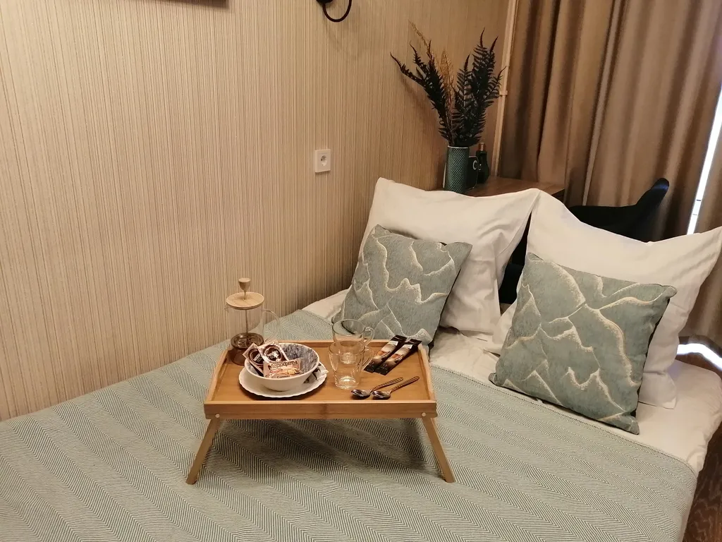 Студия с видом на город