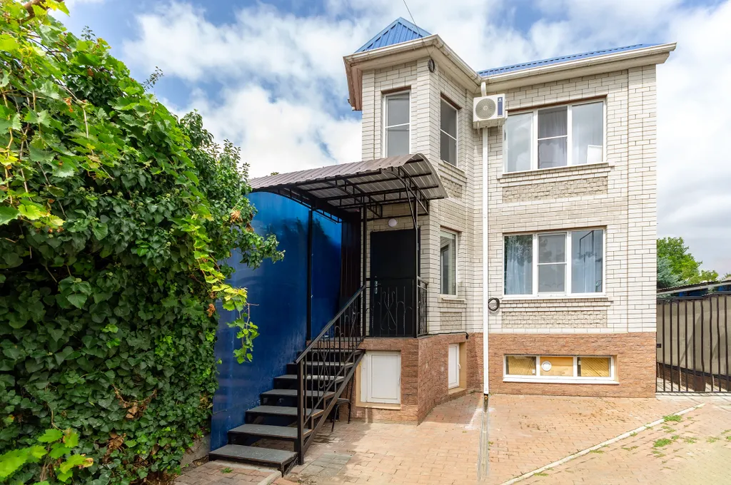 Дом с зоной отдыха на улице