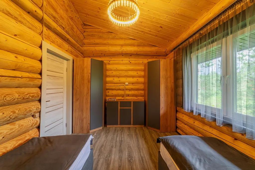 Уютный дом на берегу большого озера