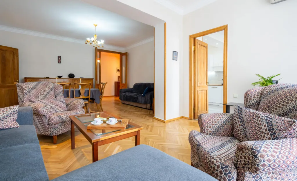 Просторный апартамент возле парка в центре Ваке