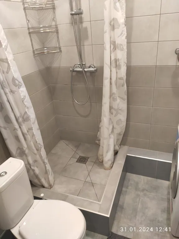 Удобная кровать в уютной квартире