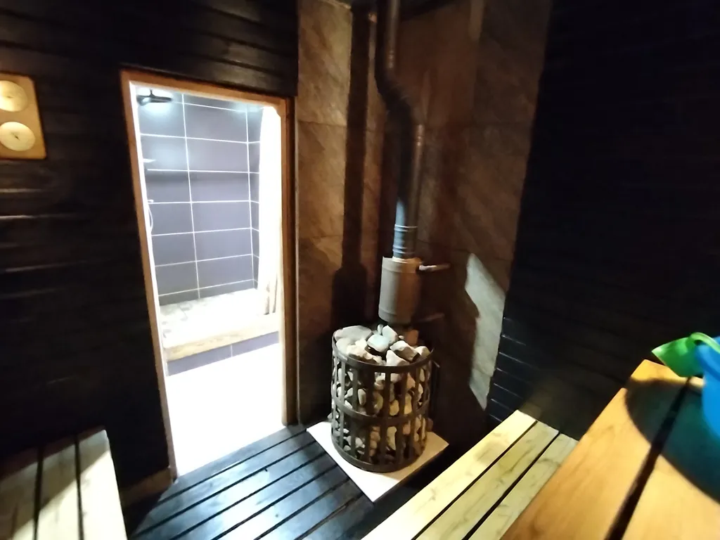 Дом на берегу с баней