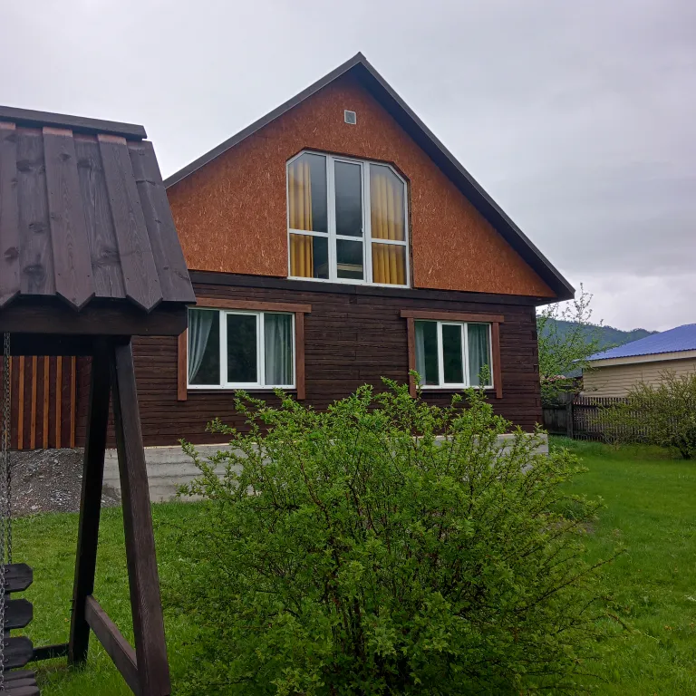 Уютный дом в саду