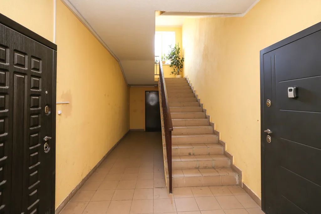 Светлая двухкомнатная квартира в тихом зелёном районе