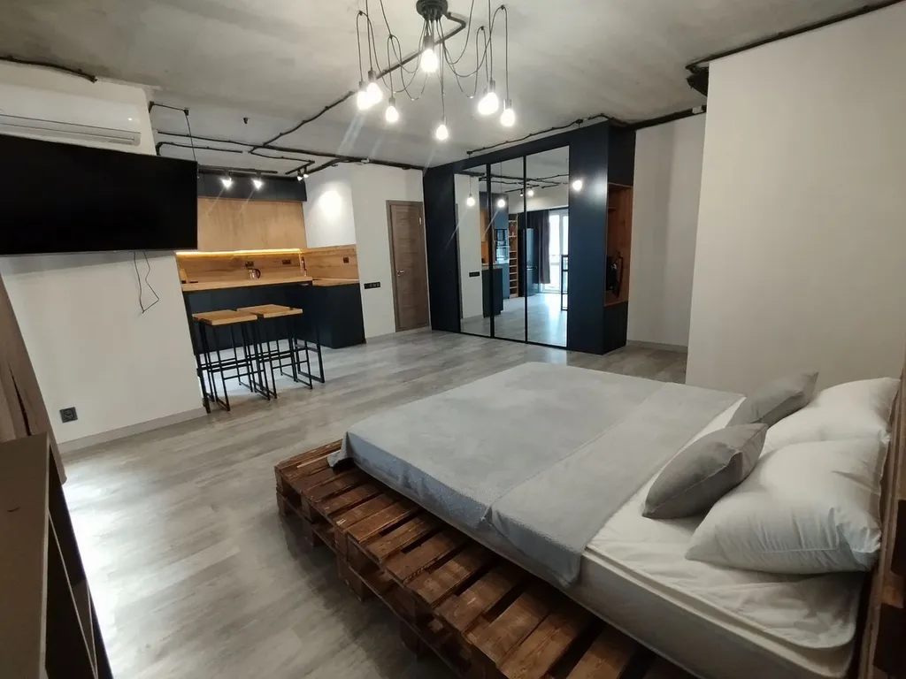 Просторная солнечная стильная студия в современном стиле