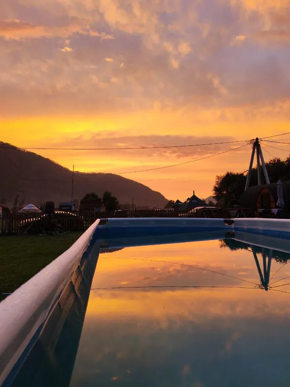 Дома возле Катуни среди гор