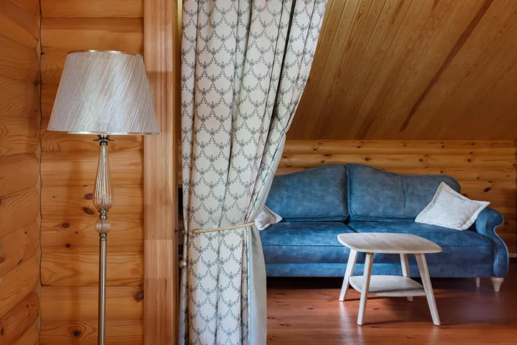 Уединённый дом на берегу живописной заводи