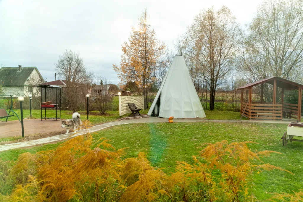 Дом на берегу реки