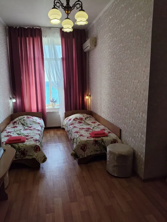 Трехместный номер с 2  кроватями и диваном. Стандарт с видом на море.