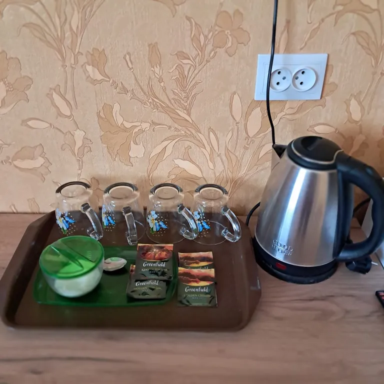 Квартира У Татьяны, комната с новой мебелью, сплит, чайник, телевизор — Кущёвская