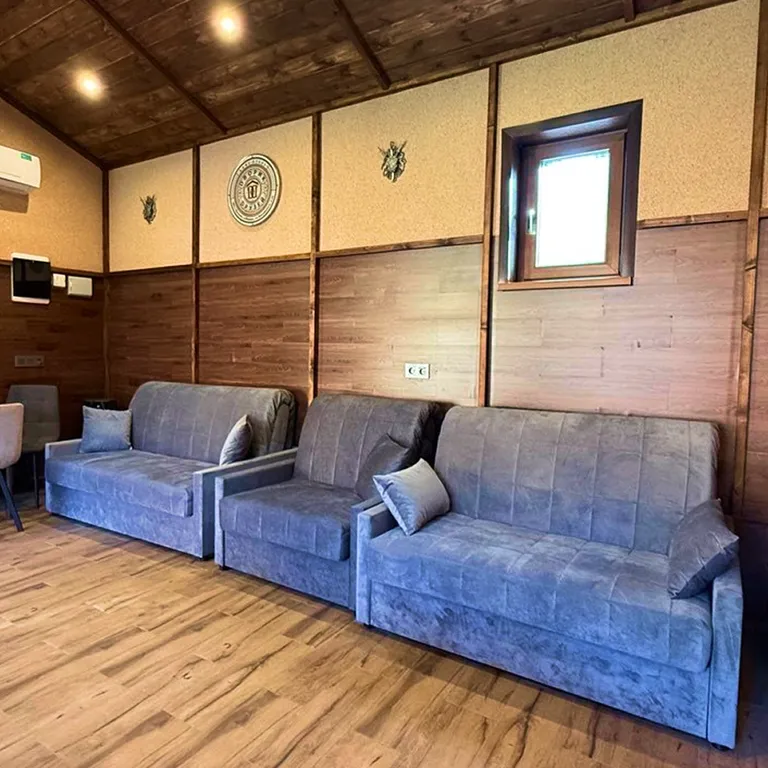 Большая студия с камином и русской печкой