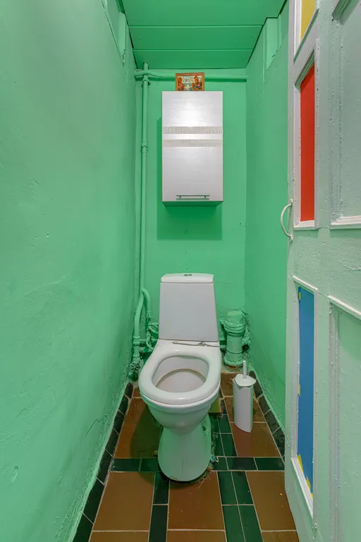 Большая комната с персональным компьютером