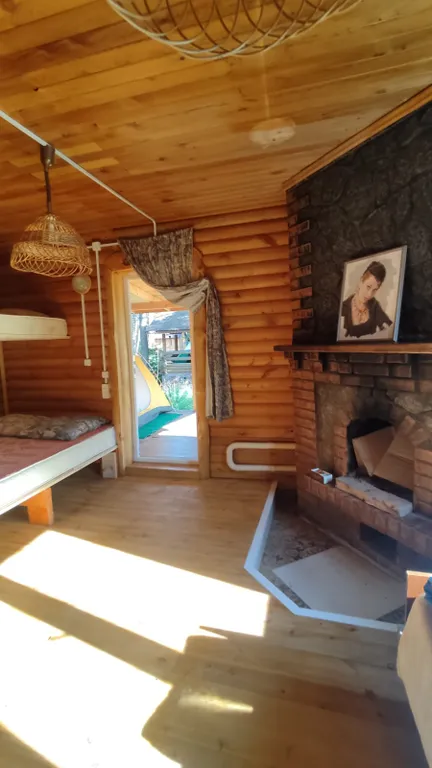 Номер с камином и санузлом. Две двухспальных, две односпальных кровати