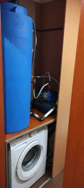 1-комнатная квартира в центре Макеевки с большой кроватью и водой