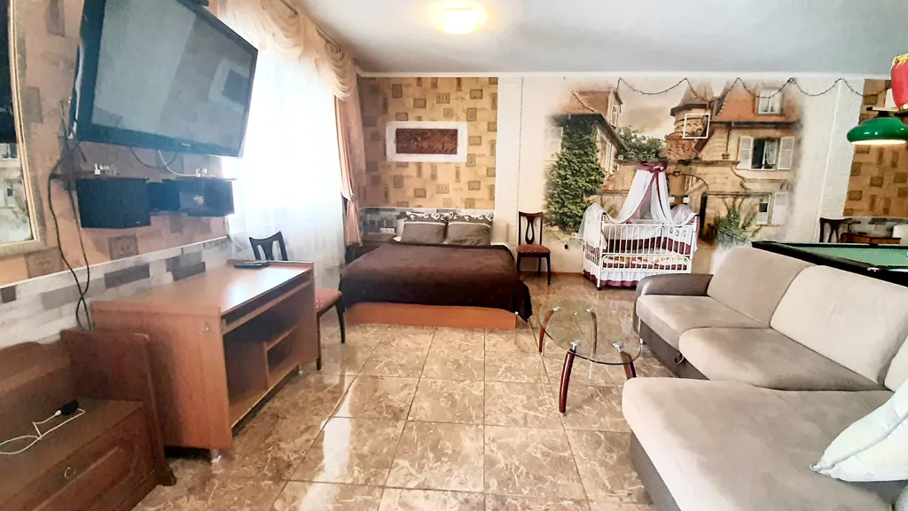 Дом с бассейном недалеко от моря